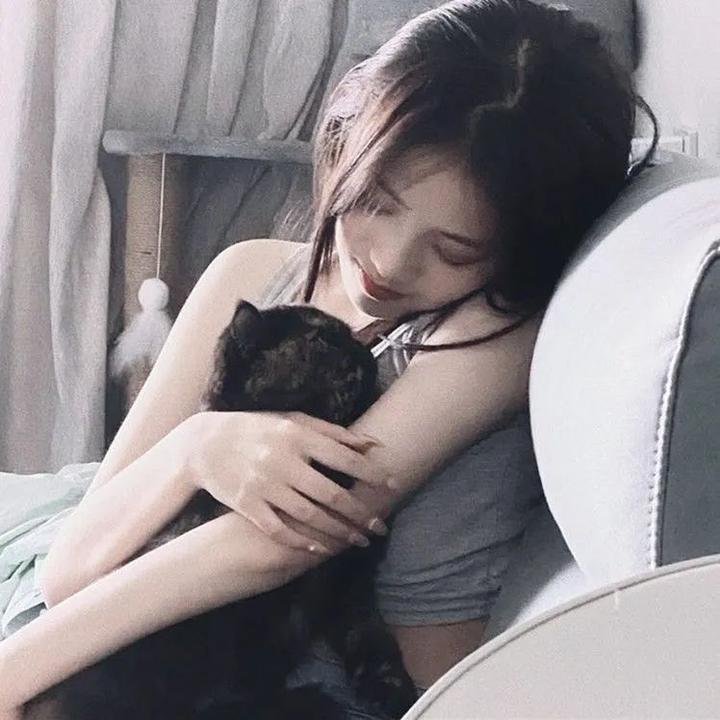 她如星光般闪耀